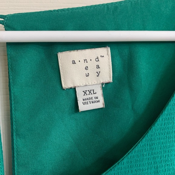 Green Bell-Sleeved Dress - Picture 3 of 3